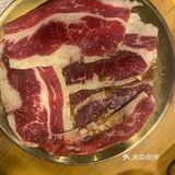 品尝烤肉美味