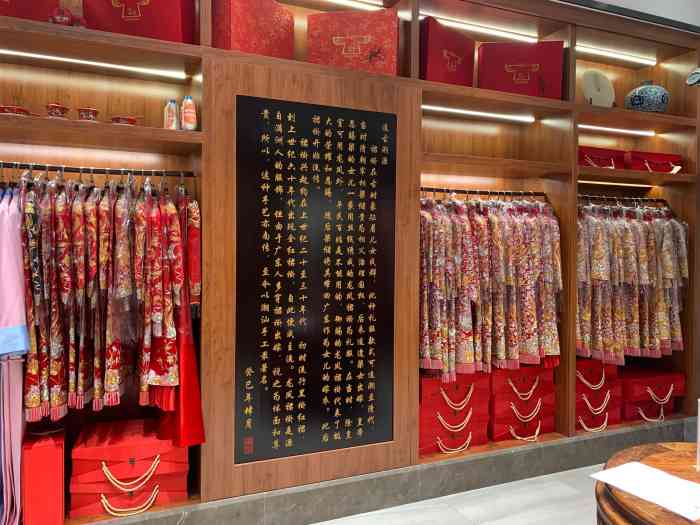 上周跟婚纱一起试的中五福款式很好看价格也合理试纱的cc特别好哦