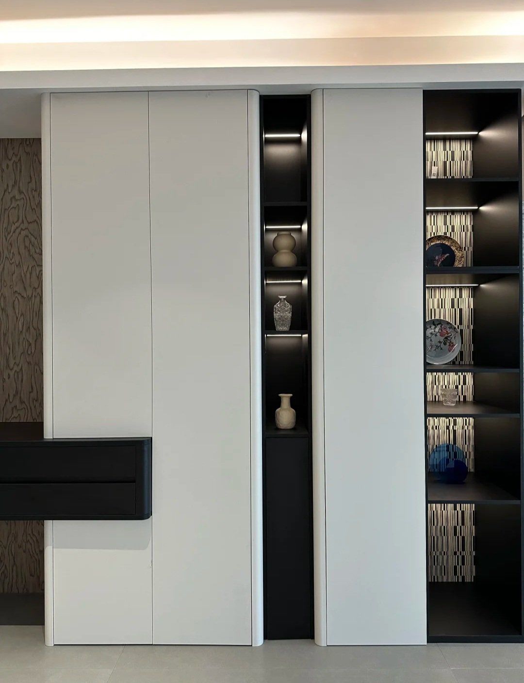 全屋定制内行人!这组装饰柜真美