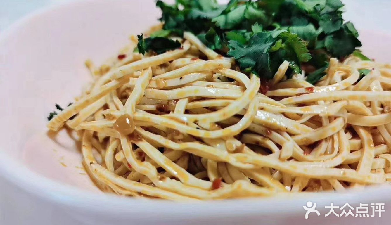 凉拌菜中香菜是必不可少的，加点辣椒油