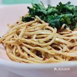 凉拌菜中香菜是必不可少的，加点辣椒油