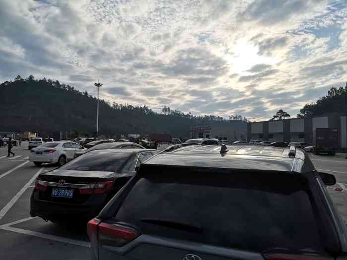 瓦溪服务区-"瓦溪服务区的面积不是特别大,但是呢,停车.