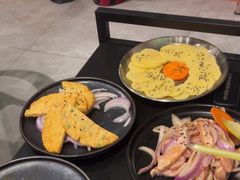 -山野的朋友露营炭火烤肉