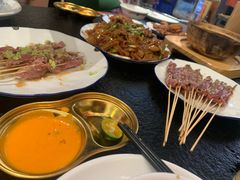 -何妹湿辣牛肉·粤式烧烤砂煲(桂雅路店)