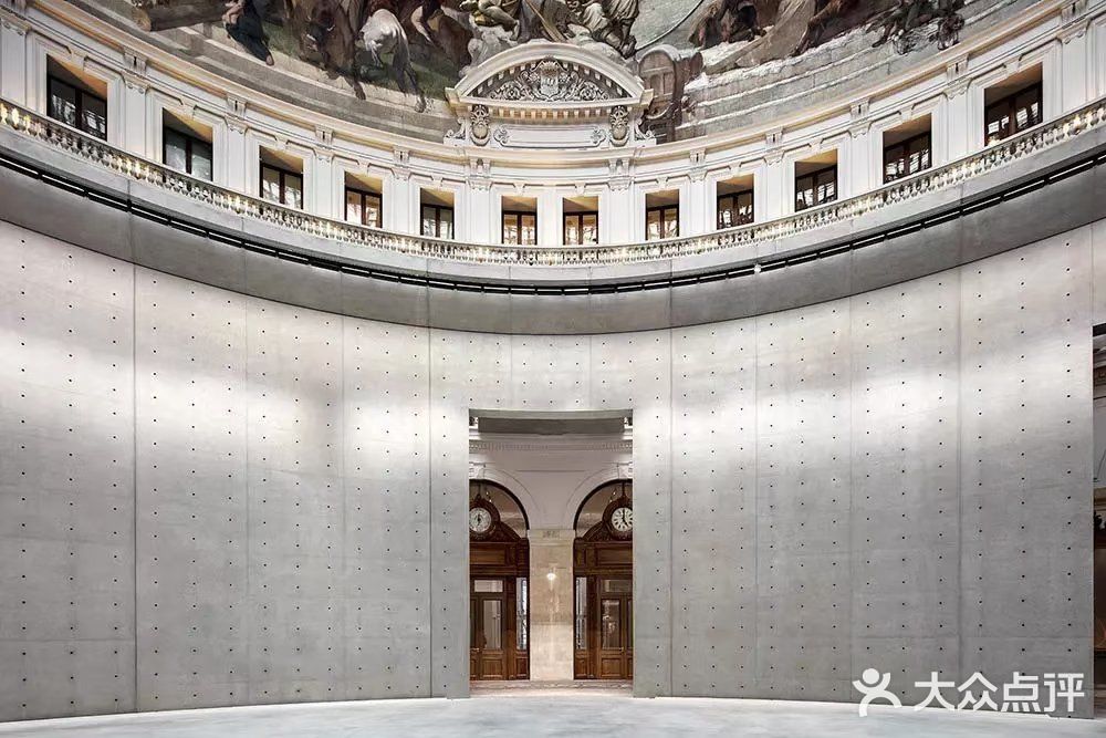 复古风与现代简约单品的搭配风潮也吹至城市建筑里！