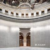 复古风与现代简约单品的搭配风潮也吹至城市建筑里！