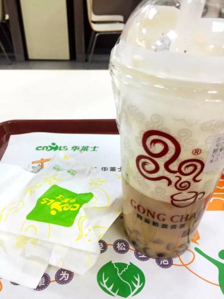 华莱士(江干笕桥店)-"类似于肯德基的中国快餐,没地方坐,只好坐.