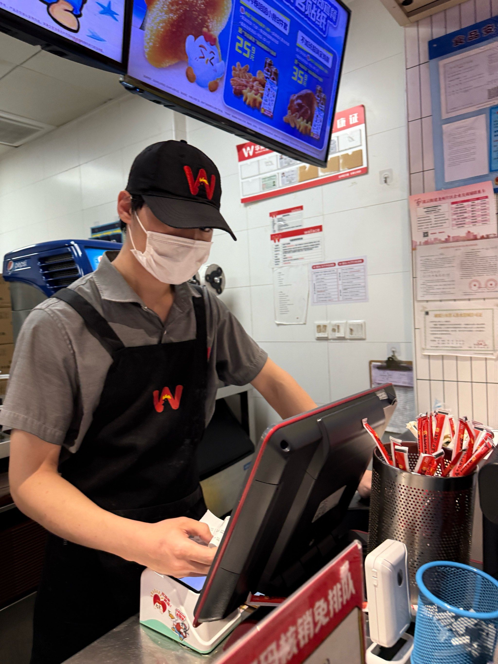 华莱士·全鸡汉堡(上中路店)」态度差的要死 ,避雷吧,作为一名服务员