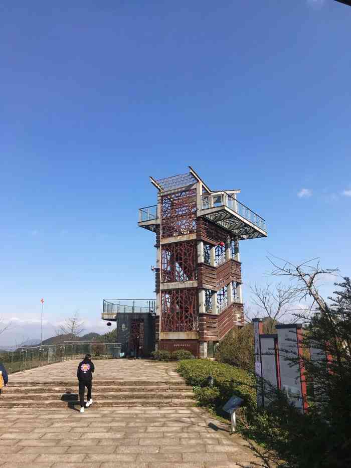 七彩白鹿观景台-"一个在马路边上的眺望平台,从四明山公路上.