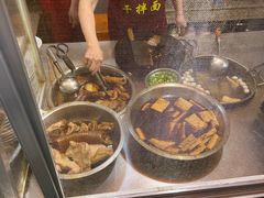 -松树干拌面店