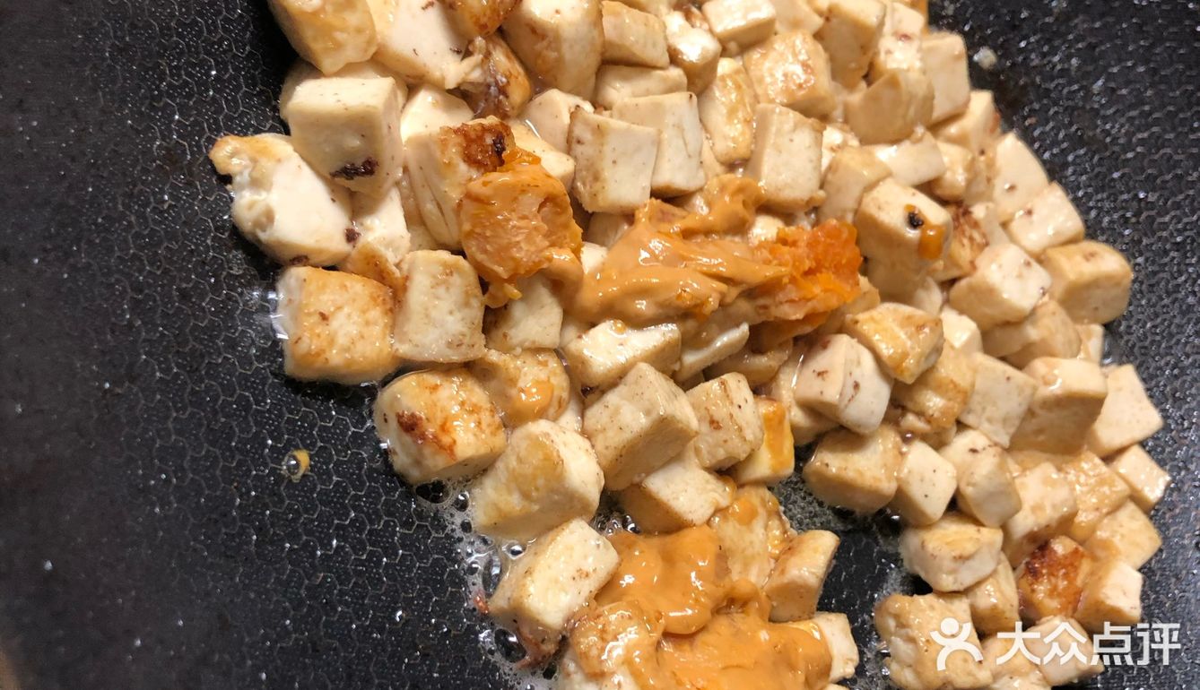咸蛋黄豆腐，口感虽没蟹黄豆腐鲜美，但也形似。