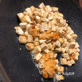 咸蛋黄豆腐，口感虽没蟹黄豆腐鲜美，但也形似。