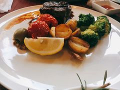 碳烤肉眼牛排配西兰花-WOLFGANG PUCK KITCHEN & BAR(迪士尼小镇店)