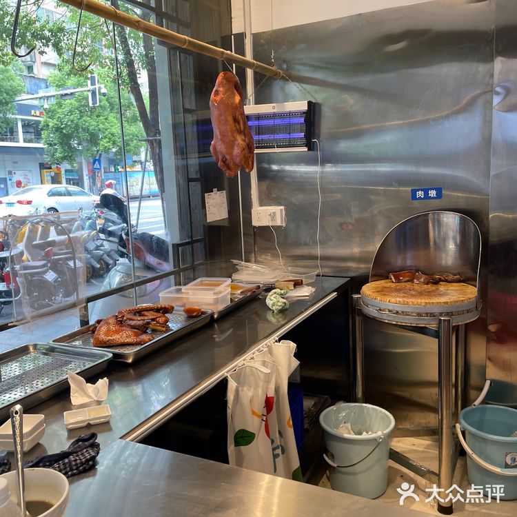 来潮州吃的一家开了几十年的卤鹅老店