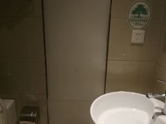 卫生间霉味很重-格淋连锁酒店(南昌八一广场店)