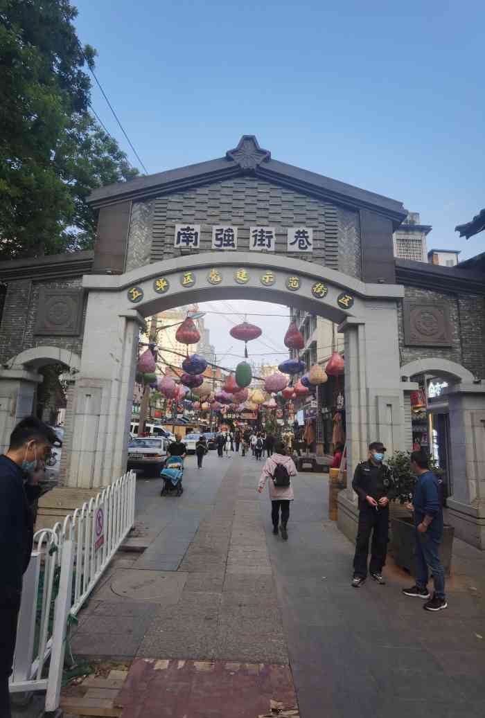 南强街巷-"离家近!经常来这找吃的!这条街比较有特色.