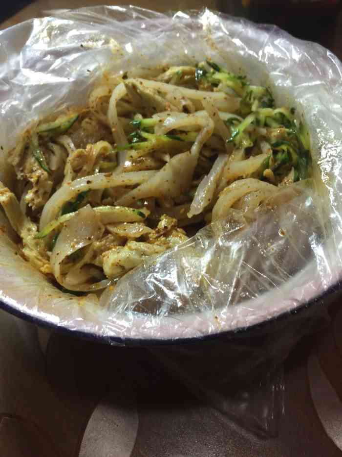 建国路擀面皮-"离家近就经常过来吃,价格也不贵,味道很好.