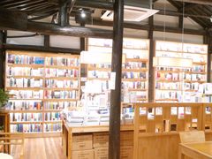 二楼-猫的天空之城概念书店(杭州南宋御街店)