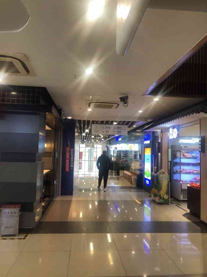 高邮龙奔服务区停车场