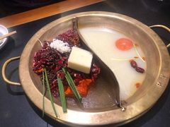 白汤麻辣鸳鸯锅-沸炉重庆老火锅(军事博物馆店)