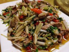芹菜小米辣炒牛肉-龙姐私房菜(和顺古镇店)