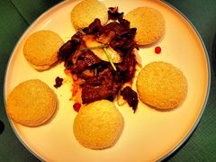 |葱爆澳洲和牛配空心烧饼^-北京贵宾楼饭店·紫金