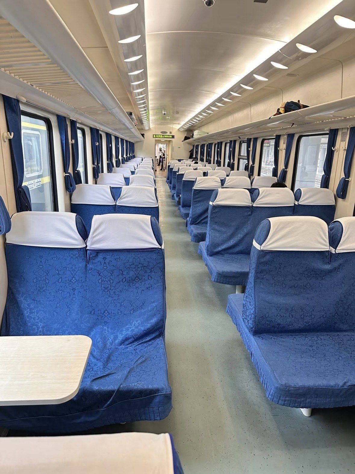 硬座去拉萨人好少啊哈哈哈
最近拉萨旅游是淡季,机票可能比火车票都