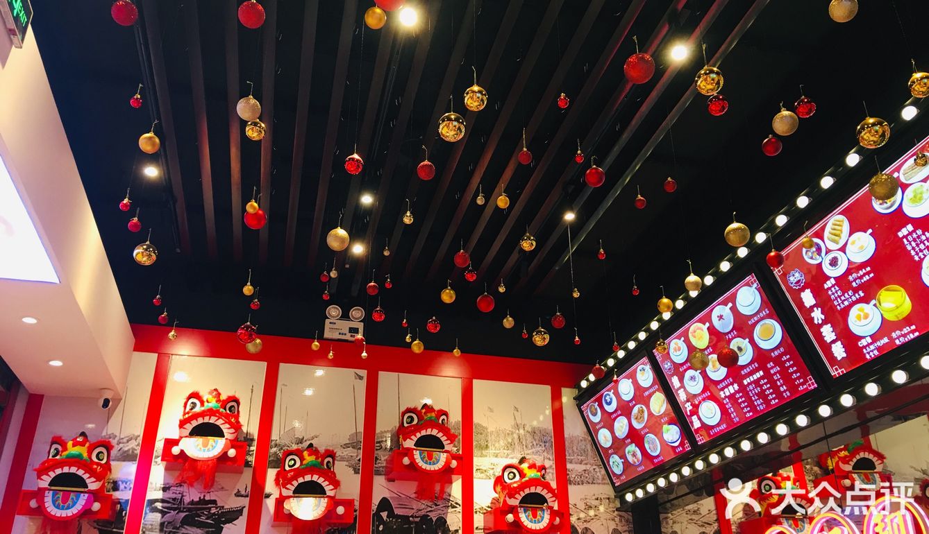 炸牛奶：外面是春卷皮，炸的脆脆的，里面是软软的奶