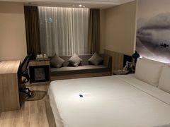 -长沙省政府地铁站亚朵酒店