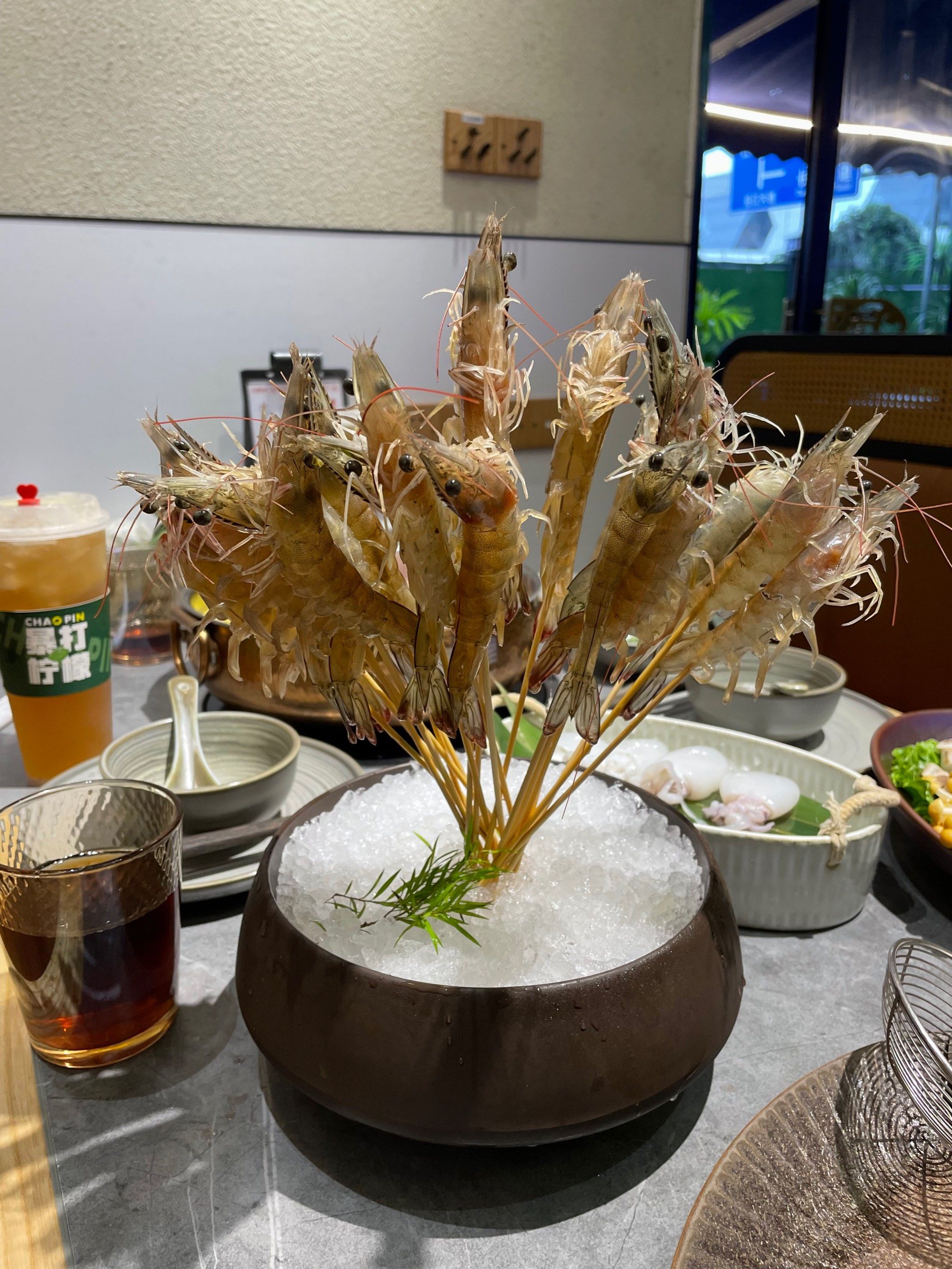 上桌后还在不停动弹的基围虾真的活