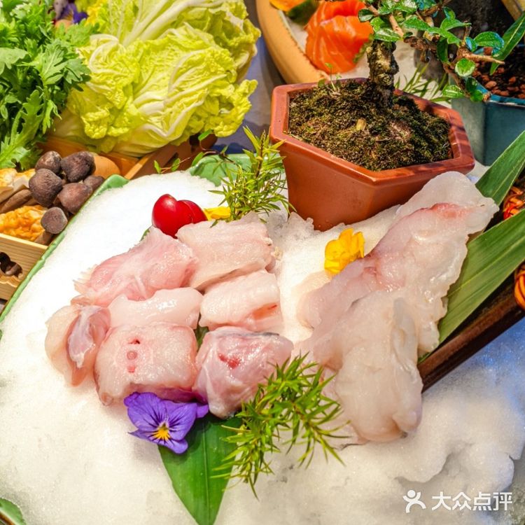 这是一份超大的刺身船,盛满了来自世界各地的新鲜海产