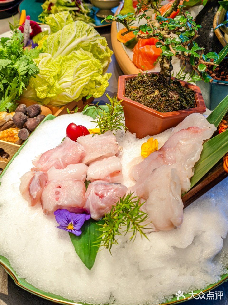 这是一份超大的刺身船,盛满了来自世界各地的新鲜海产