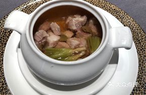 Salted Lemon and Old Coriander Stewed Snowflake Pork Soup