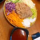 今天去吃了魔王猪蹄，朋友说了很久的网红店，三个人来得