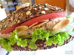 金枪鱼三明治近照-巴黎贝甜(五道口店)