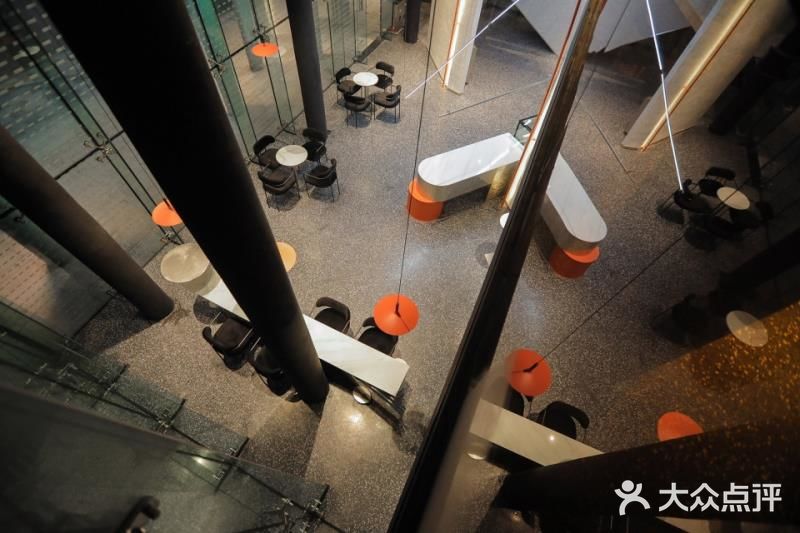 社交与艺术的双重空间表达