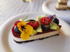 白巧克力树莓慕斯蛋糕-翠贝卡&Mama Kelly Brunch Coffee(河西店)