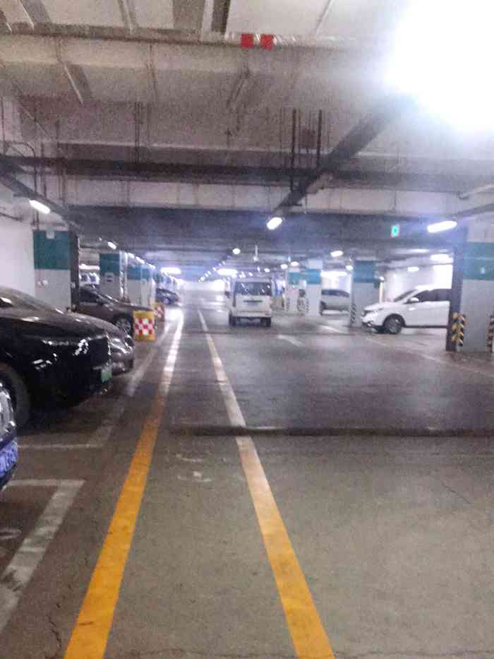沧州西站停车场图片