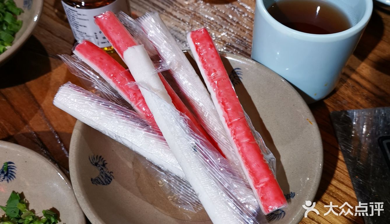 清汤锅里有个棒骨,捞出来啃了啃