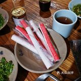 清汤锅里有个棒骨,捞出来啃了啃