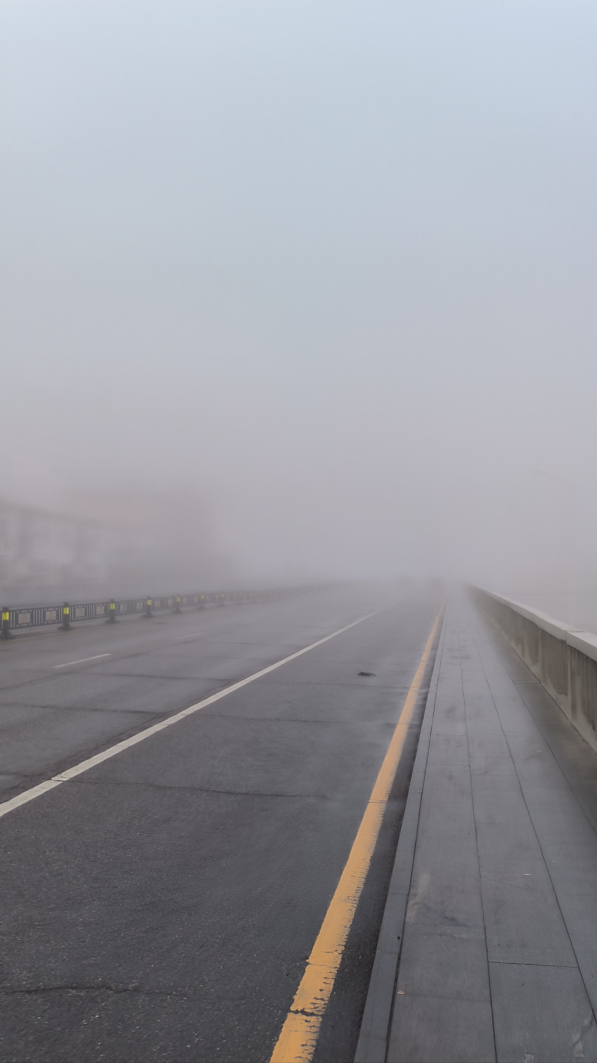 雾蒙蒙天气图片图片