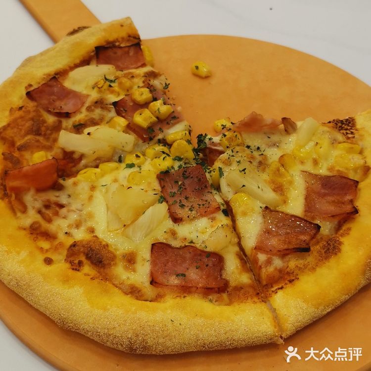 明快干净,开放式厨房可以看到披萨制作全过程