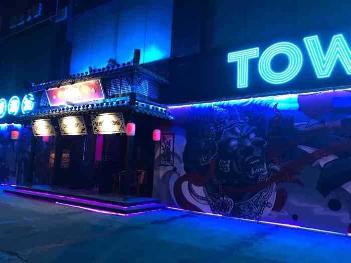 唐潮酒馆(339店)-"成都很适合女孩子去的小酒馆,可以换装穿旗.