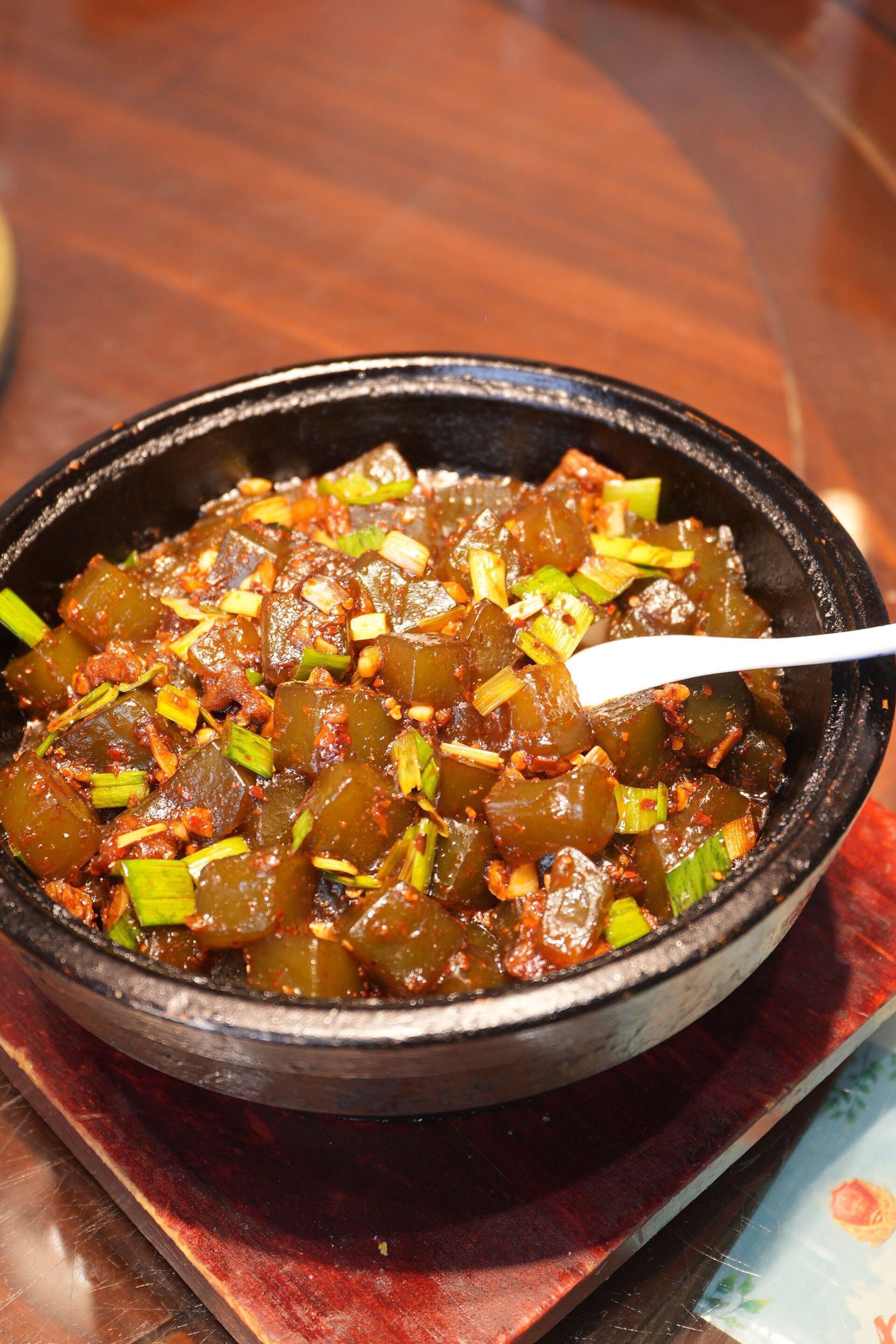 人喜爱💫~

⬇️种草菜品
岐山石窝凉粉
就这个石锅 刚