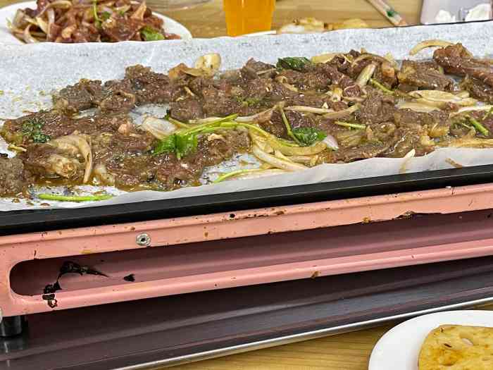 东北苗哥烤肉(洪文店)-"东北苗哥烤肉位置在洪文大排档对面,晚上的.