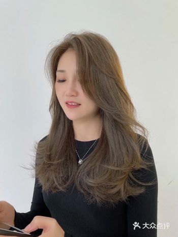 秋冬必染的发色,亚麻茶棕色,显白又有气质 不需要漂的