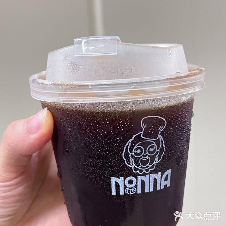 食入开心果瑞士卷一枚