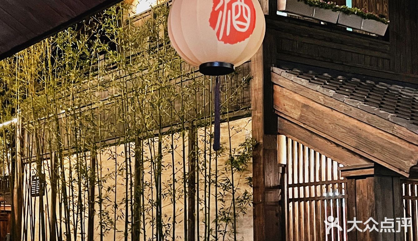 这里是青岛｜初秋夜晚的古唐小镇如同仙境🏯