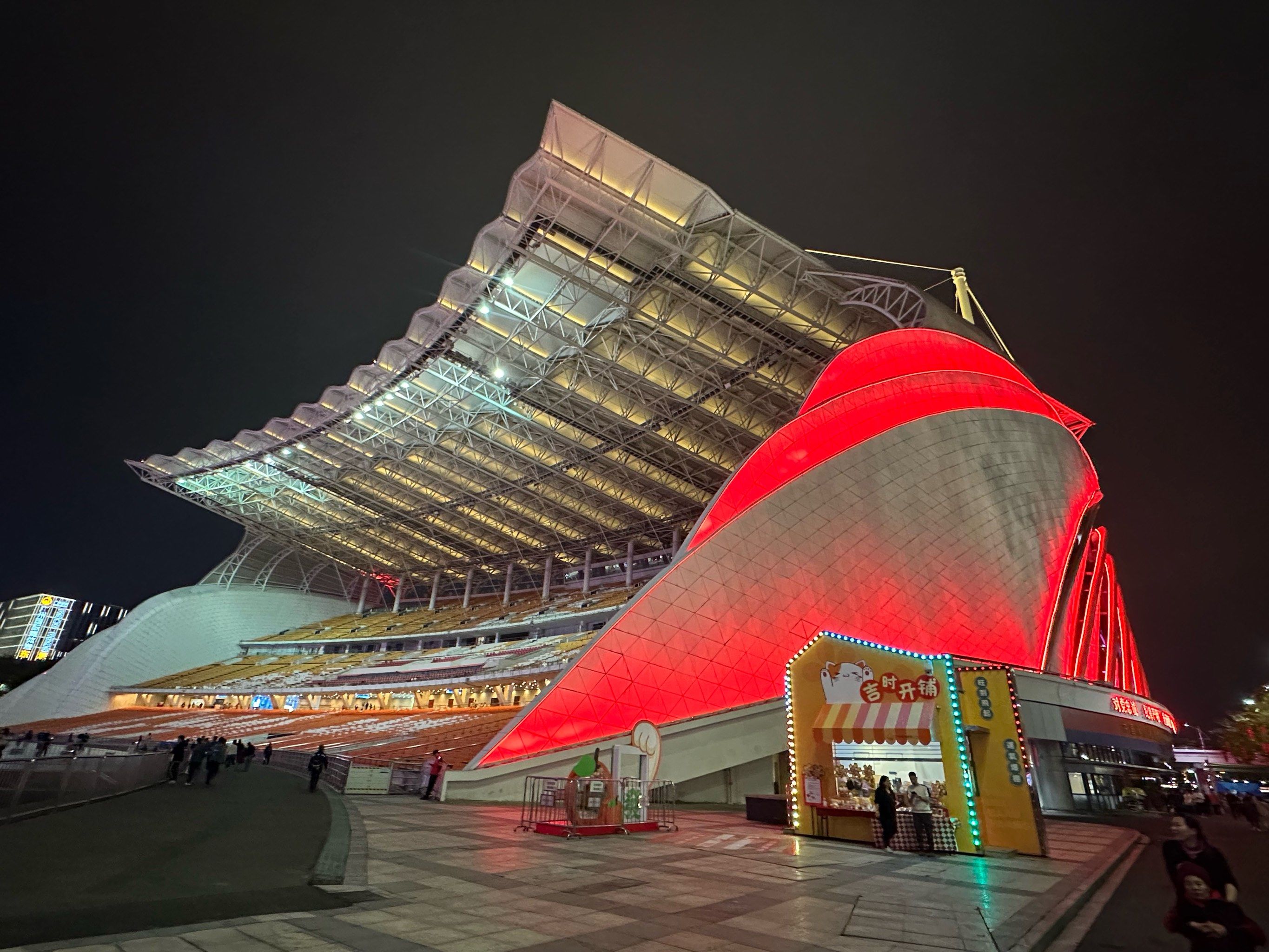海心沙公园的夜景真的很美,人山人海,流连忘返