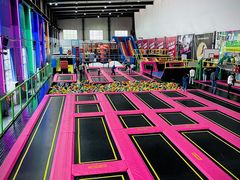 -反弹空间蹦床主题乐园